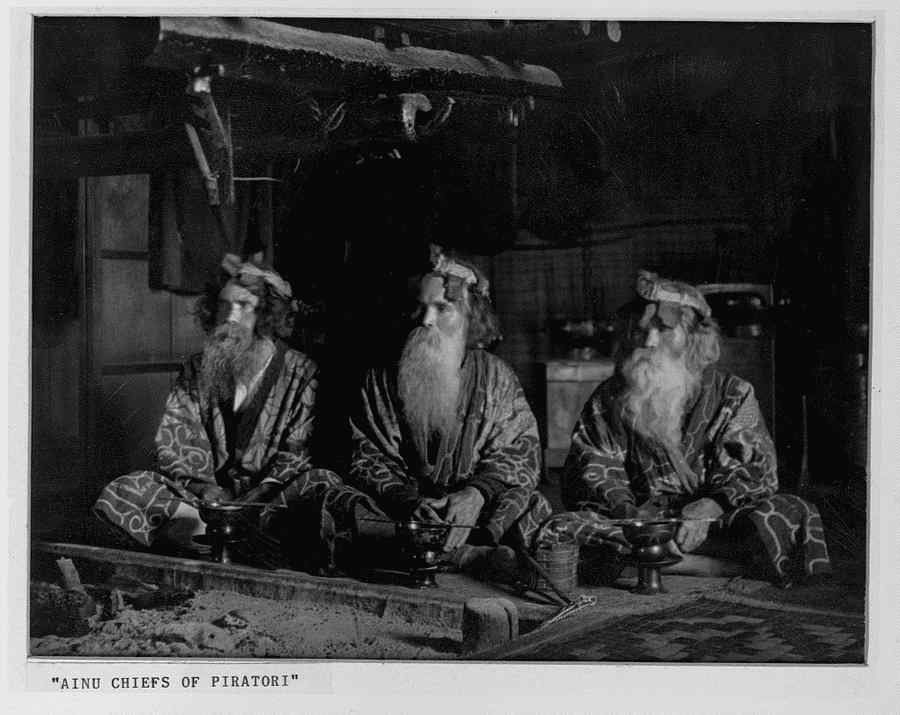 Náčelníci Ainu sedí spolu, 1908.