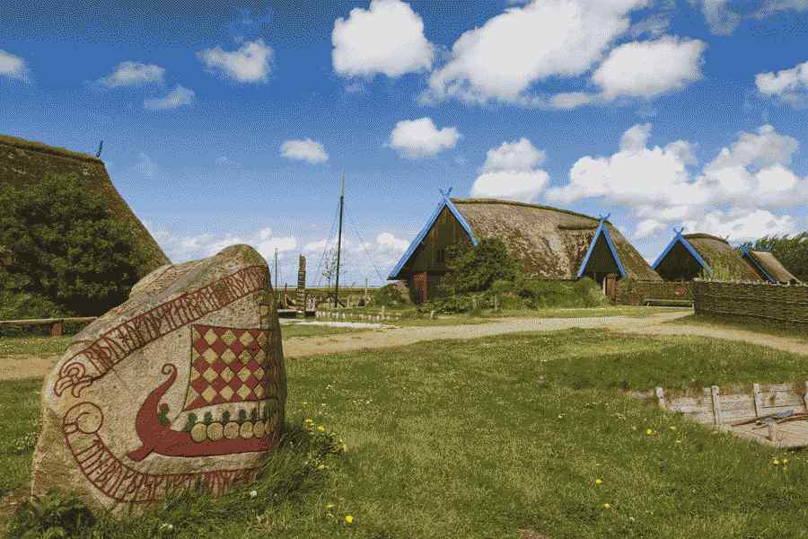 Danska, Jutland, Hemmet, oslikani kamen u Bork Vikingehavnu