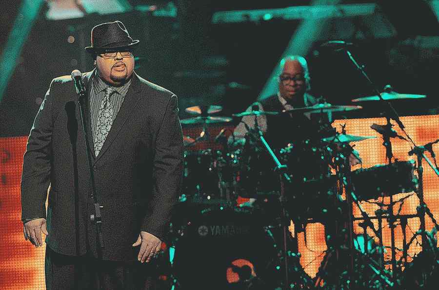Fred Hammond cântă în timpul celei de-a 27-a ediții anuale a Premiilor Stellar la Grand Ole Opry House (2012)