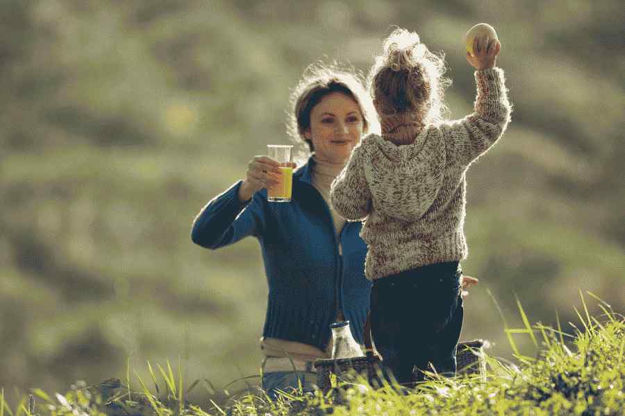 madre, con, hija, en, pradera, merienda campestre