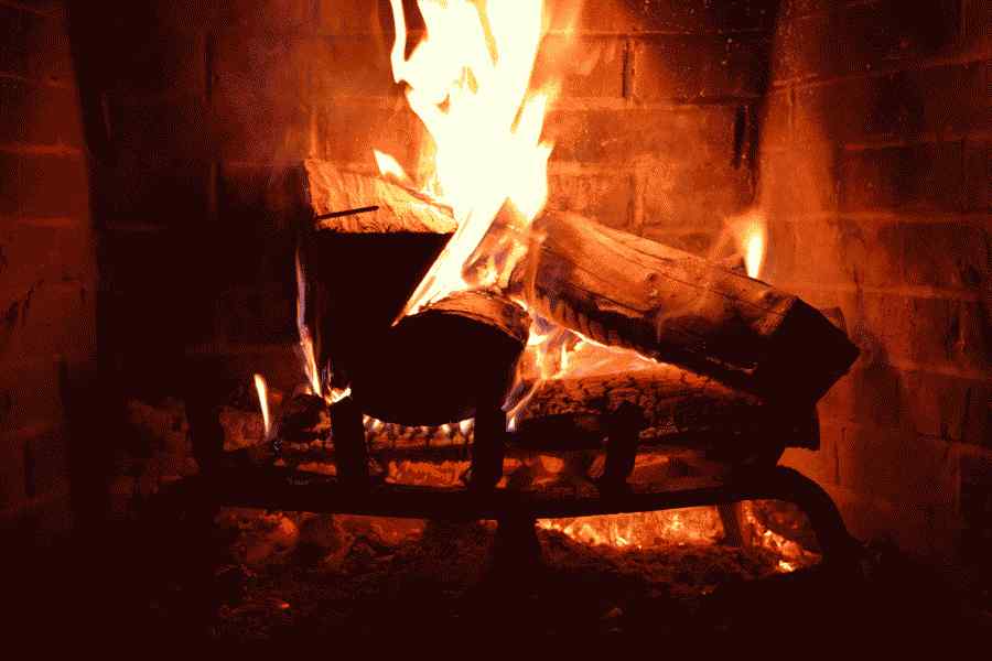 Quema de leña en la chimenea