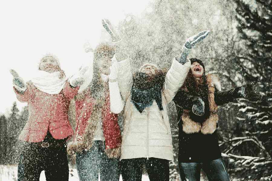 Mujeres arrojando nieve al aire