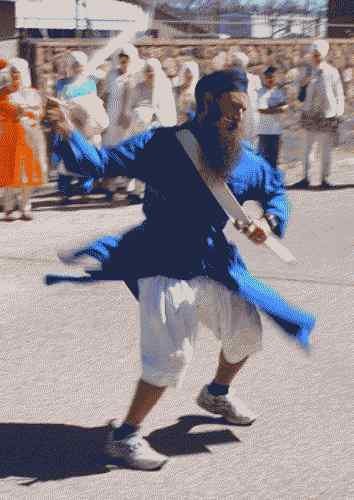 Un Singh care poartă kachhera demonstrează gatka.