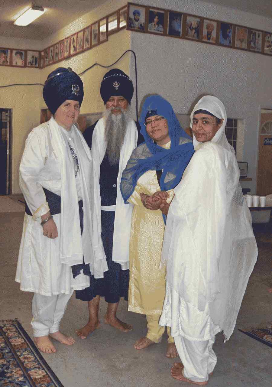 Sikh-ii îmbrăcați în ținute spirituale tradiționale