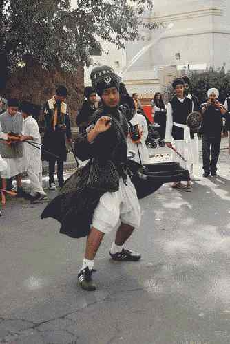 Războinic tradițional sikh demonstrează artele marțiale Gatka în parada anuală sikhă a orașului Yuba